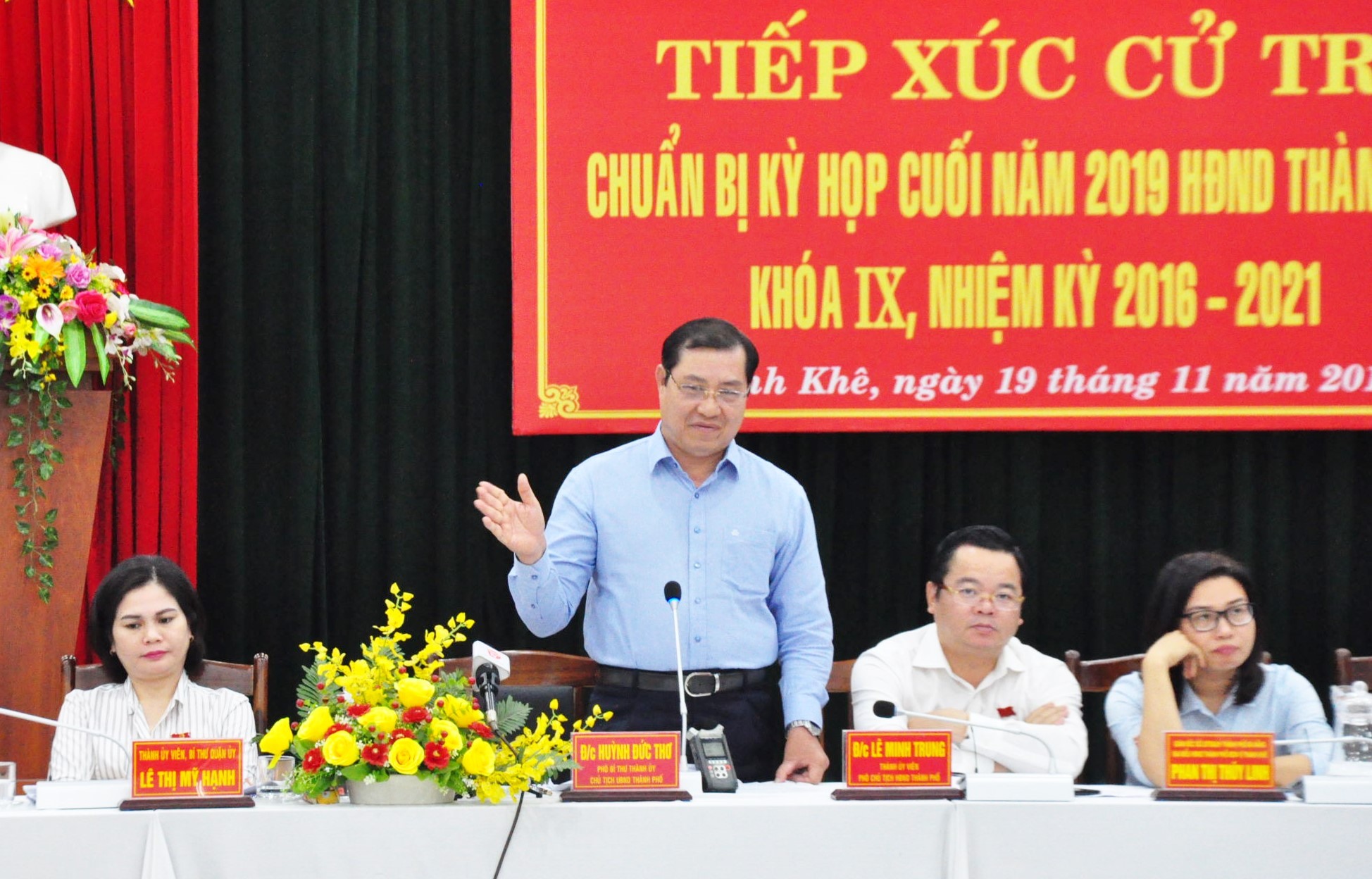 Ông Huỳnh Đức Thơ tiếp xúc cử tri tại quận Thanh Khê.