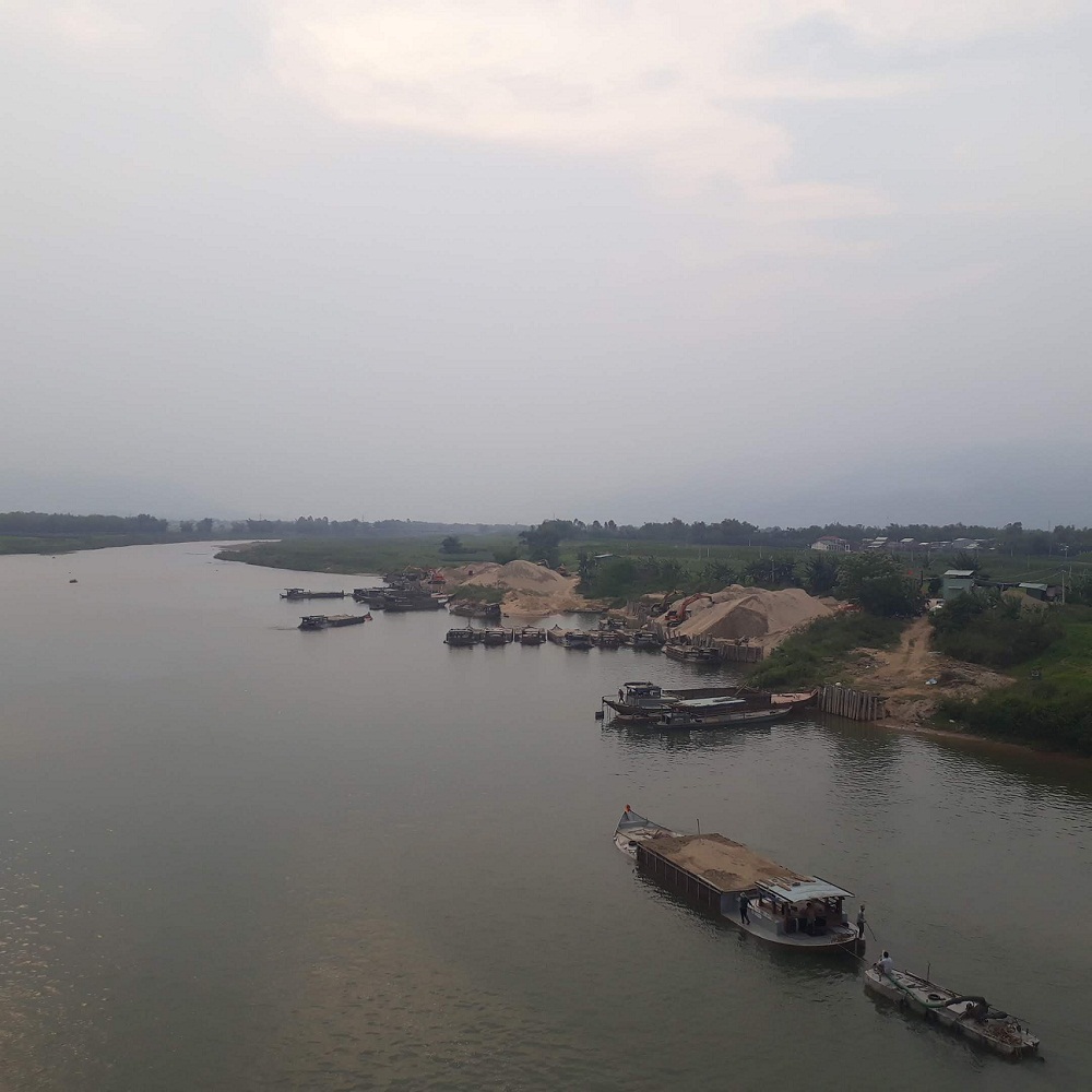 Mỏ cát tại cầu Giao Thủy trên địa bàn huyện Đại Lộc.