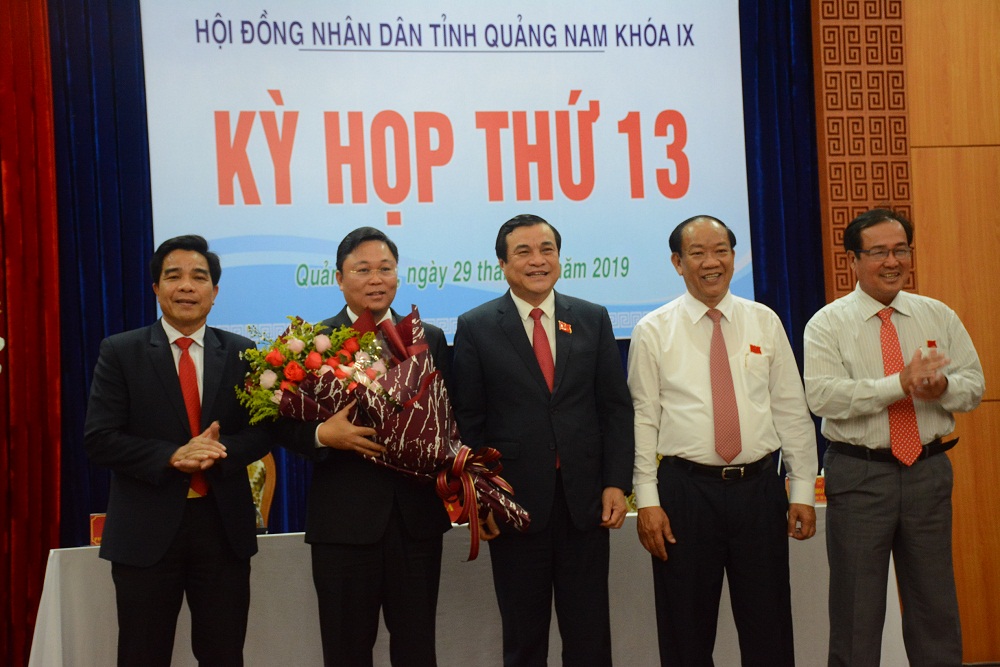 Lãnh đạo tỉnh Quảng Nam tặng hoa chúc mừng ông Lê Trí Thanh, tân chủ tịch UBND tỉnh Quảng Nam.