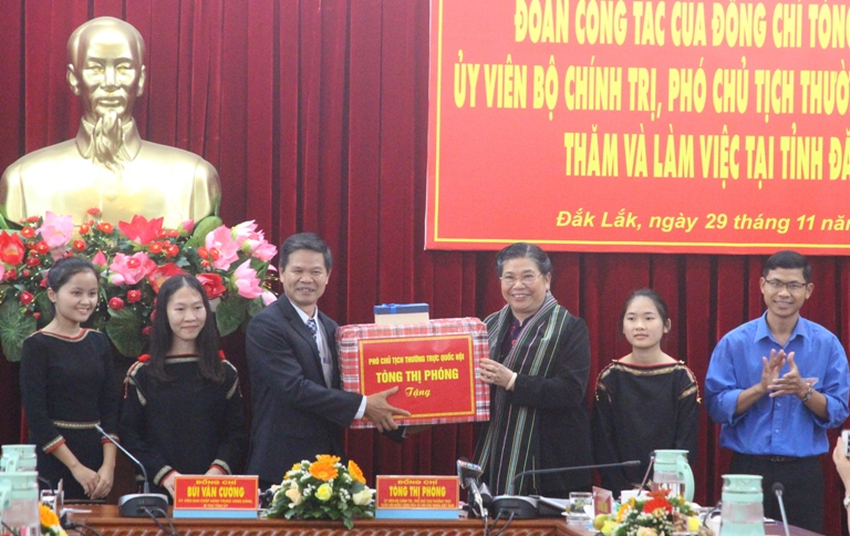  Phó Chủ tịch Thường trực Quốc hội trao quà tặng Trường THPT Dân tộc Nội trú N’Trang Lơng.