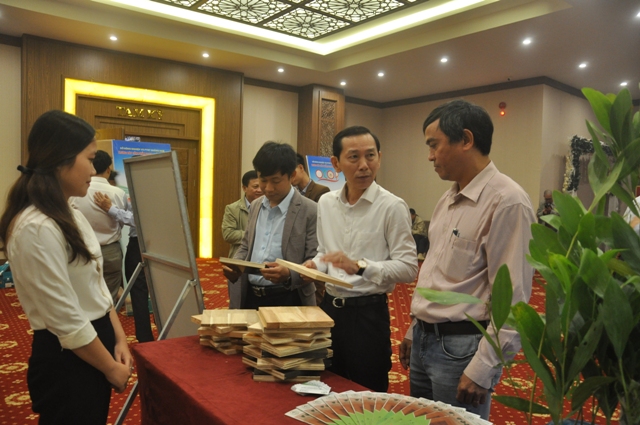 Thứ trưởng Võ Thành Thống tham quan gian hàng triển lãm sản phẩm nông nghiệp.