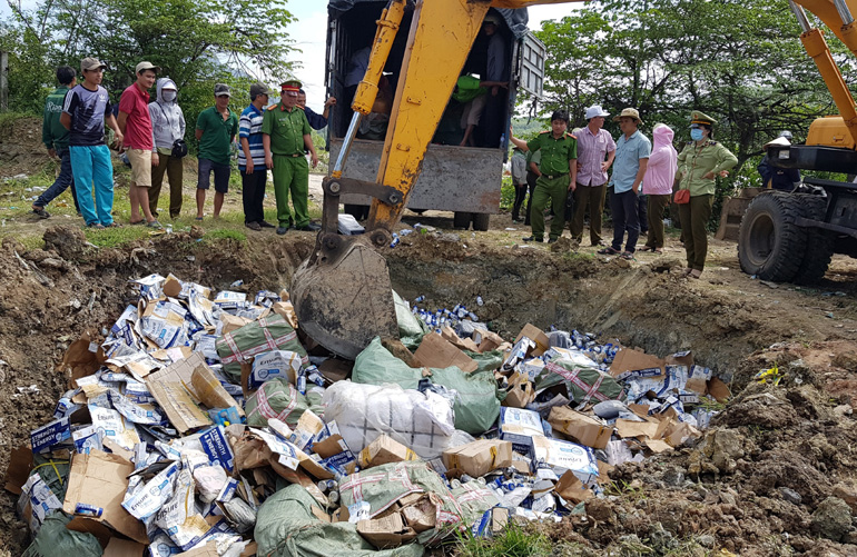 Cục Quản lý thị trường tỉnh Phú Yên đã tổ chức tiêu hủy lô hàng hóa không đủ điều kiện lưu hành.