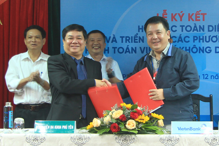 Đại diện VietinBank Phú Yên và Bệnh viện Đa khoa tỉnh ký kết hợp tác toàn diện và triển khai các phương thức thanh toán viện phí không dùng tiền mặt.