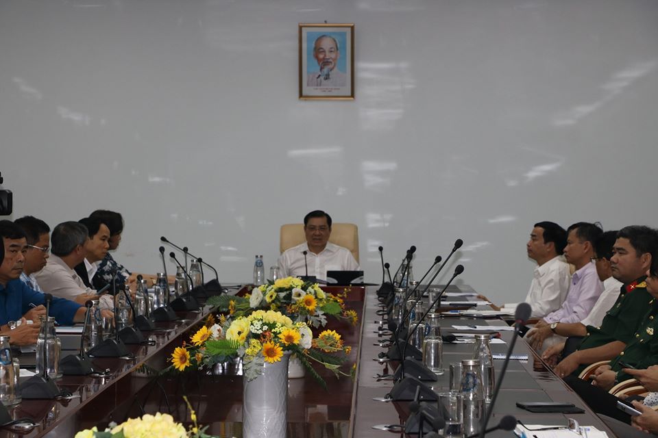 Ông Huỳnh Đức Thơ chủ trì cuộc họp về phòng chống vi rút Corona.