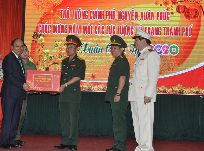 Thủ tướng Chính phủ tặng quà Tết cho các lực lượng vũ trang TP. Đà Nẵng.