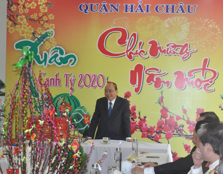 Sáng cùng ngày Thủ tướng Chính phủ đến thăm và chúc Tết tại Quận Hải Châu (TP. Đà Nẵng).