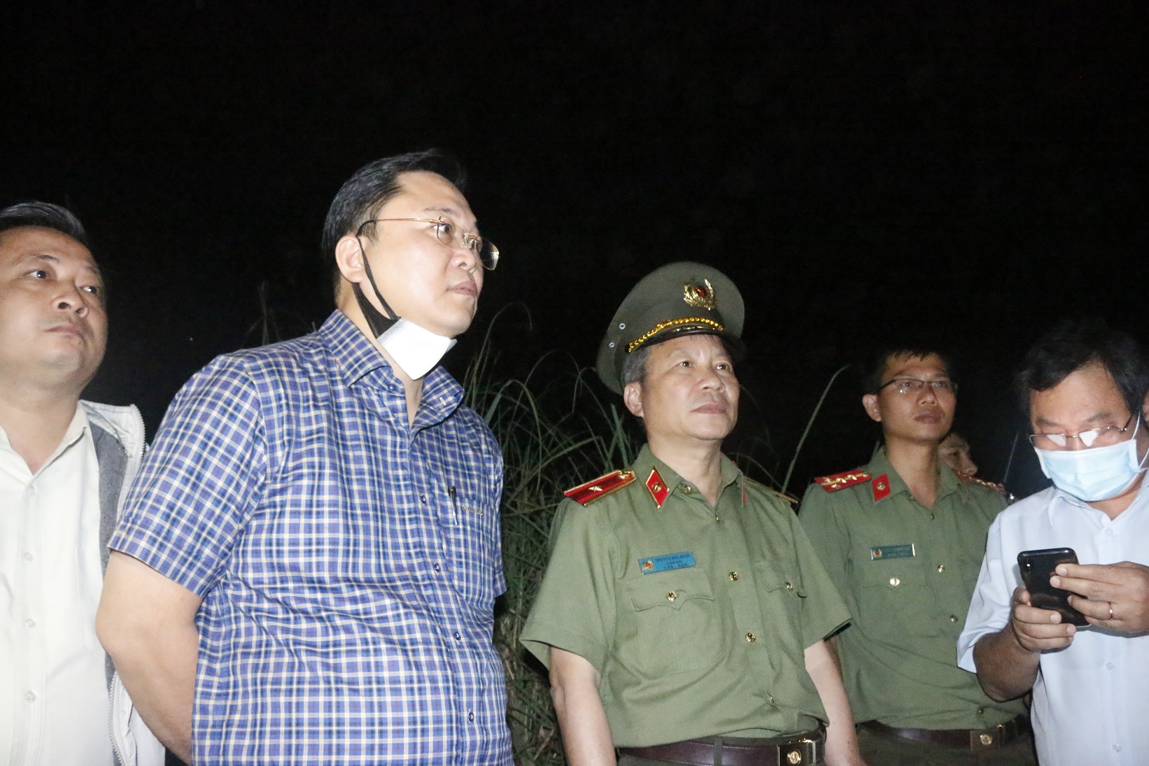 Ông Lê Trí Thanh, Chủ tịch UBND tỉnh Quảng Nam trực tiếp đến hiện trường chỉ đạo công tác cứu hộ.