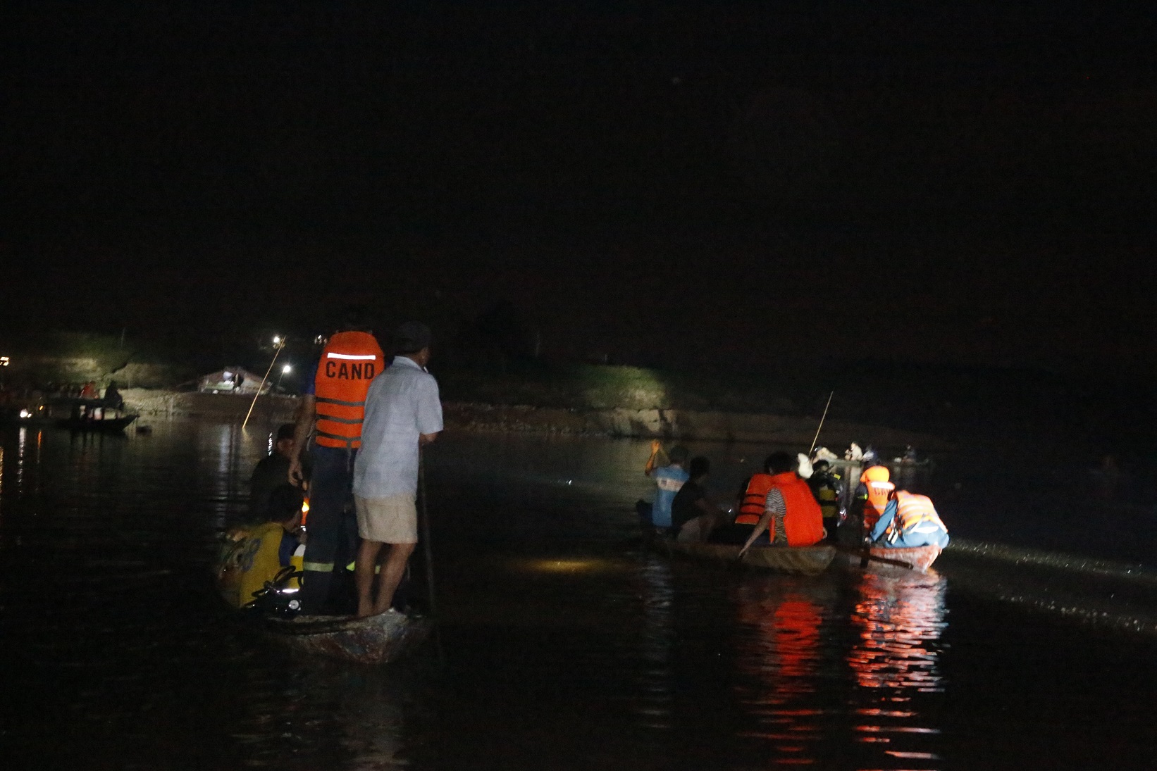 Vụ lật thuyền trên sông Vu Gia đã khiến 6 người tử vong.