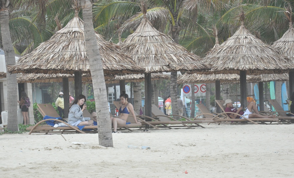 Khách du lịch nghỉ ngơi tại bãi biển Đà Nẵng.