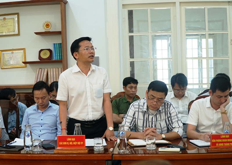 Chủ tịch Hội doanh nhân trẻ Đà Nẵng, ông Hà Đức Hùng phát biểu tại cuộc họp.