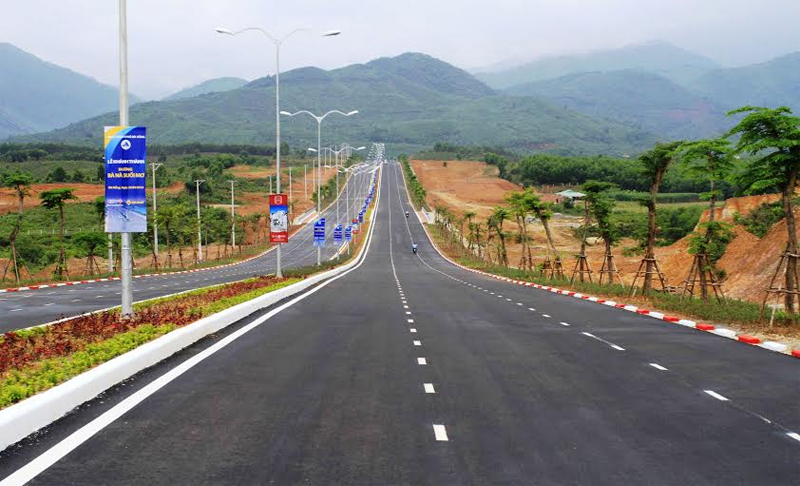 Tuyến đường Hoàng Văn Thái nối dài đi đến khu du lịch Bà Nà.