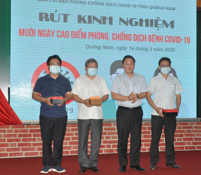 Ông Lê Trí Thanh, Chủ tịch UBND tỉnh Quảng Nam khen thưởng cho các đơn vị nỗ lực phòng chống dịch Covid-19.