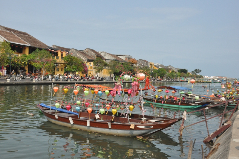 Những chiếc thuyền neo đậu chờ khách trên sông Hoài.
