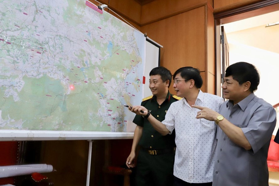 Ông Bùi Văn Cường xem bản đồ hướng tuyến của cao tốc Đắk Lắk - Nha Trang.
