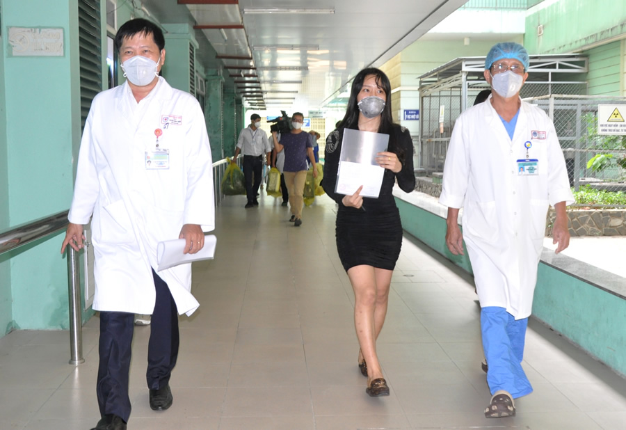 Các bác sĩ Bệnh viện Đà Nẵng đưa nữ bệnh nhân O. ra xe về quê.