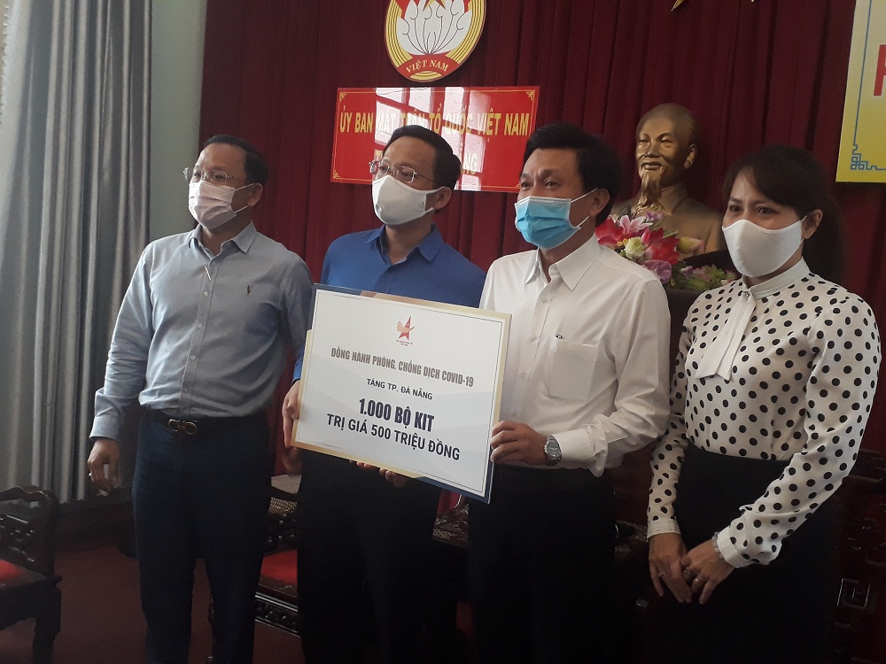 Hội doanh nhân trẻ Đà Nẵng chuyển 1.000 bộ kit phát hiện virus Covid- 19 cho thành phố Đà Nẵng.