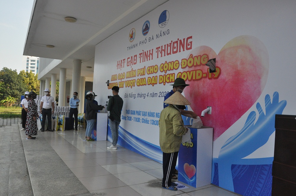 Hội doanh nhân trẻ Đà Nẵng tổ chức 2 cay ATM gạo hỗ trợ người nghèo.