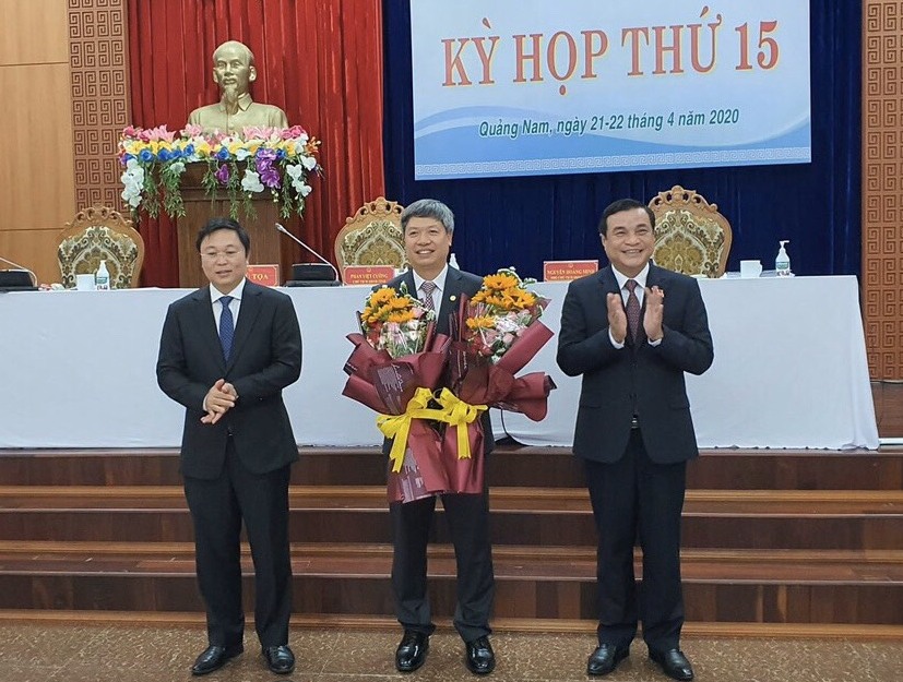 Ông Hồ Quang Bửu (giữa) được bầu giữ chức Phó chủ tịch UBND tỉnh Quảng Nam.