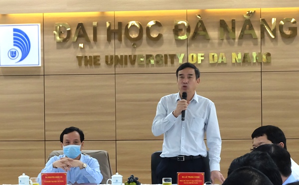 Ông Lê Trung Chinh phát biểu tại cuộc họp.