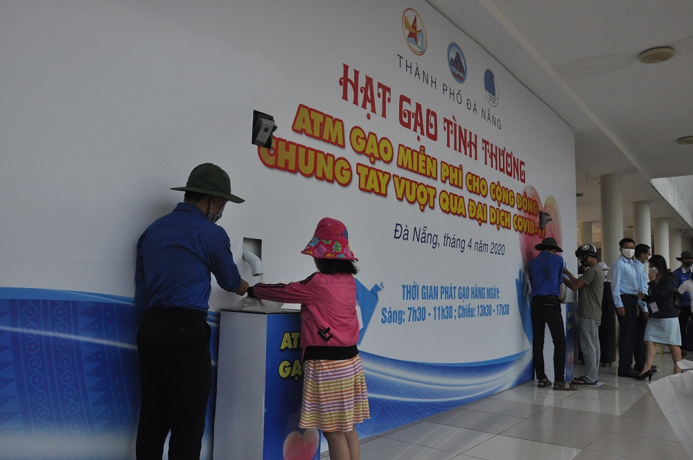 Hội doanh nhân trẻ Đà Nẵng tổ chức chương trình ATM gạo để hỗ trợ người khó khăn.