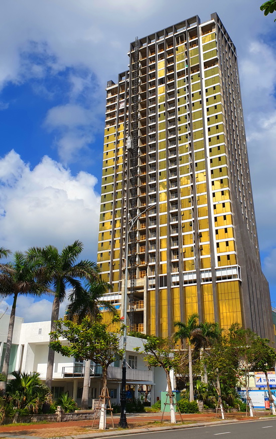 Tòa nhà Risemount Apartment Đà Nẵng ốp kính vàng gây chói mắt.