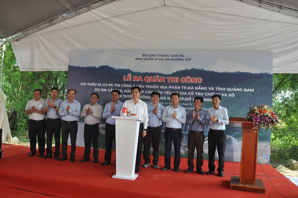 Thứ trưởng Bộ GTVT ông  Nguyễn Ngọc Đông phát lệnh khởi công gói thầu.