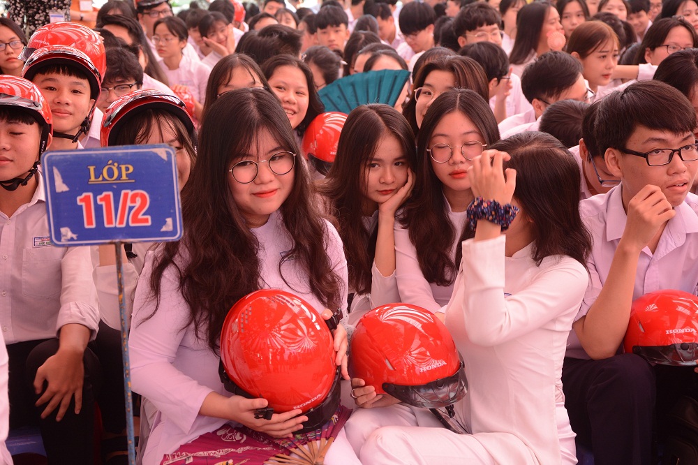 Các em học sinh Trường THPT Nguyễn Hiền, nhận mũ bảo hiểm từ chương trình.