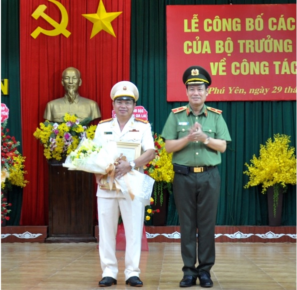 Thứ trưởng Bộ Công an Lê Tấn Tới đã trao Quyết định bổ nhiệm Đại tá Phan Thanh Tám làm giám đốc Công an tỉnh Phú Yên.