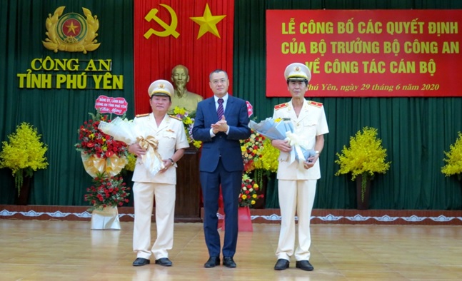 Chủ tịch UBND tỉnh Phú Yên Phạm Đại Dương tặng hoa, ghị nhận những đóng góp của  Thiếu tướng Phan Văn Thanh và Đại tá Nguyễn Trung Nghĩa cho sự phát triển của địa phương.