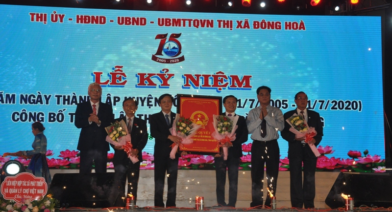 Bí thư Tỉnh uỷ Phú Yên, ông Huỳnh Tấn Việt đã trao Nghị quyết của Ủy ban Thường vụ Quốc hội về thành lập thị xã Đông Hoà cho lãnh đạo Thị xã. 