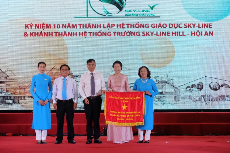 Phó chủ tịch UBND TP.Đà Nẵng, ông Hồ Kỳ Mnh tặng cờ thi đua của thành phố, ghi nhận những thành tích của Trường Sky-Line.