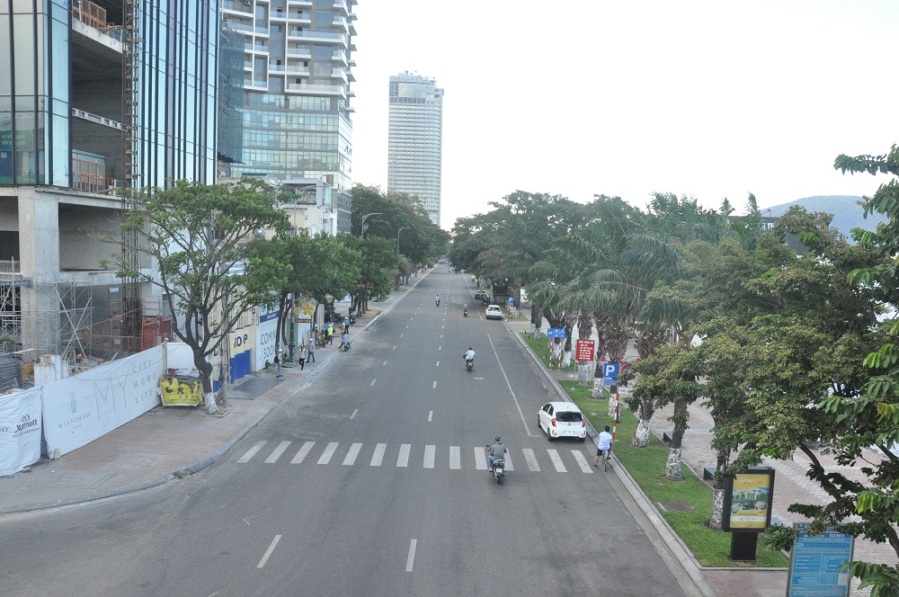Đường phố Đà Nẵng vắng người sau lệnh giãn cách.