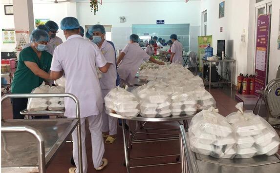 Chuẩn bị thực phẩm cho các bệnh viện đang cách lý tại Đà Nẵng.