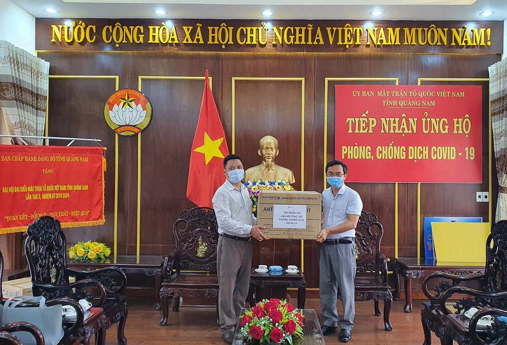 Tập đoàn FVG trao vật tư y tế hỗ trợ tỉnh Quảng Nam phòng chống dịch Covid-19.