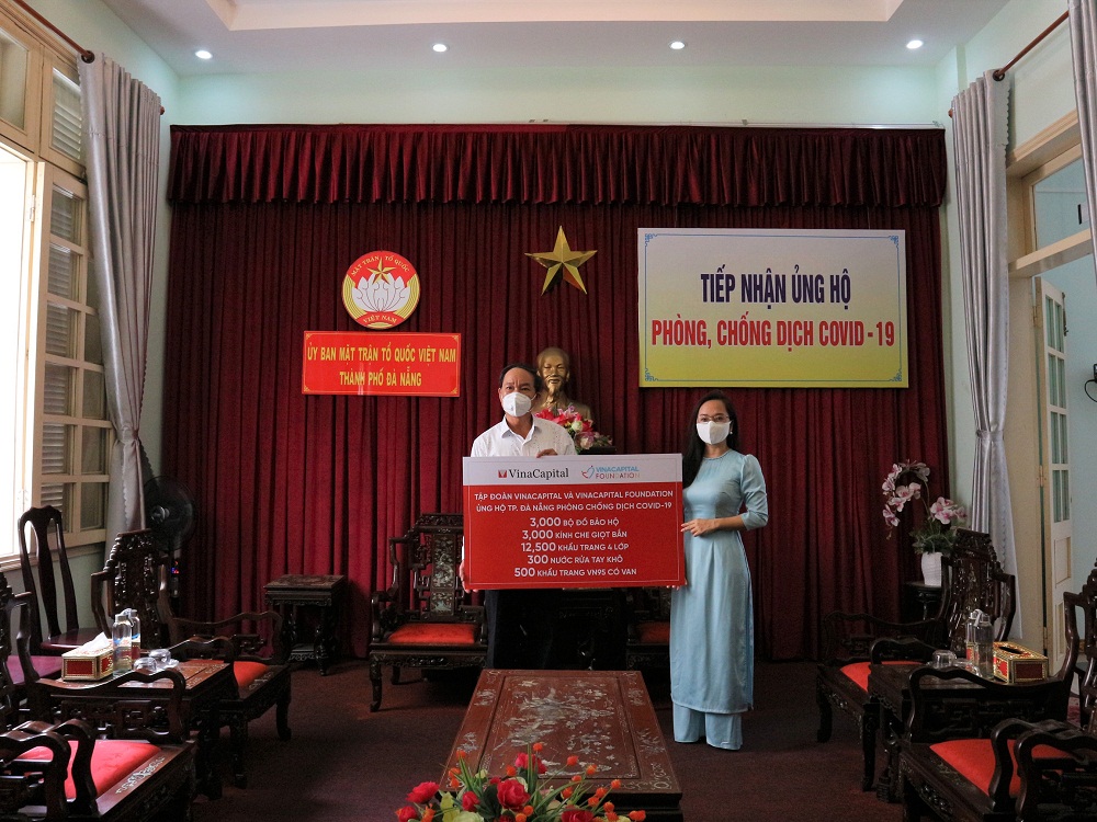 Đại diện Tập đoàn VinaCapital trao tặng hỗ trợ cho Đại diện Ủy ban Mặt trận Tổ quốc Việt Nam tại Đà Nẵng.
