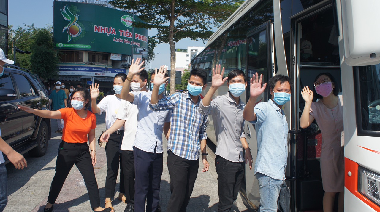 Các đoàn y bác sỹ tạm biệt Đà Nẵng khi tình hình dịch bệnh đã được kiểm soát.