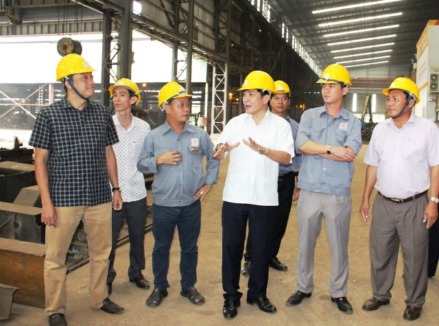 Bí thư Tỉnh ủy Bùi Văn Cường đi thị sát, kiểm tra một nhà máy sản xuất trên địa bàn tỉnh.