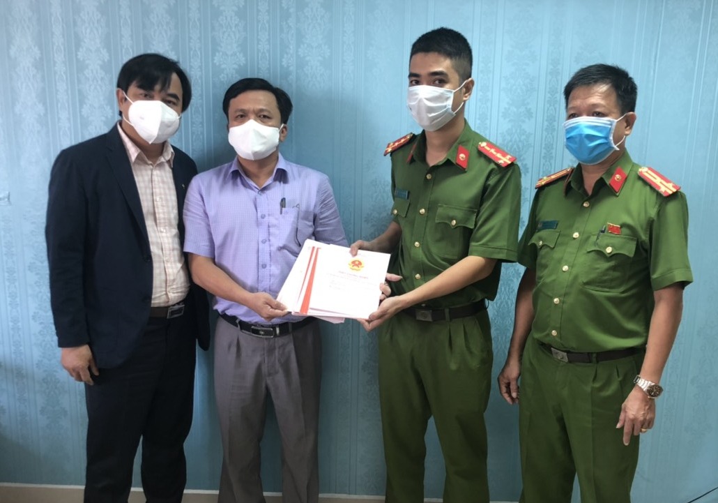 Công an TP. Đà Nẵng bàn giao 19 sổ đỏ bị chiếm giữ bất hợp pháp lại cho Chi nhánh văn phòng đăng ký đất đai quận Sơn Trà.