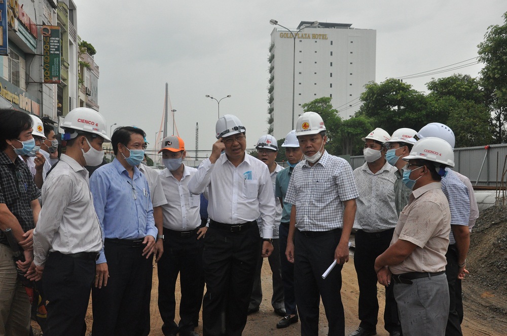 Ông Huỳnh Đức Thơ kiểm tra công tác phòng chống bão tại Dự án nút giao thông cầu Trần Thị Lý.