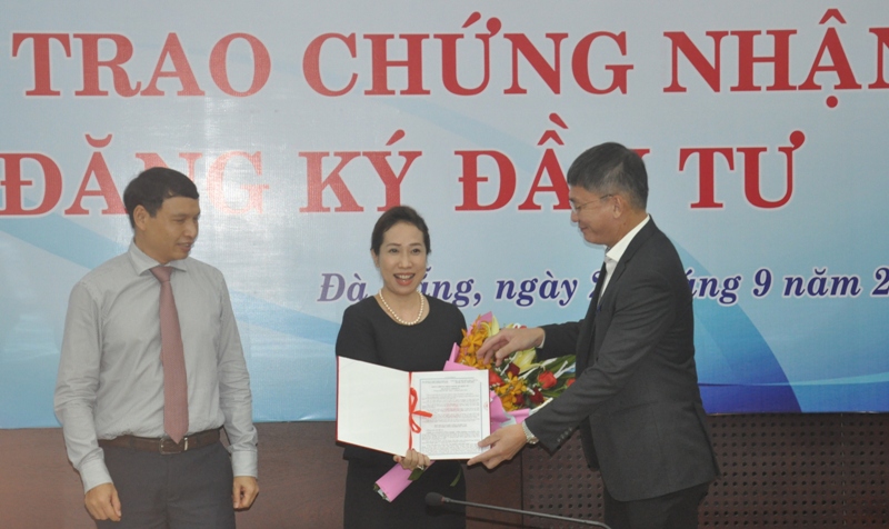 Lãnh đạo TP. Đà Nẵng đã trao Giấy chứng nhận đăng ký đầu tư cho Công ty Cổ phần công nghệ - viễn thông Sài Gòn.