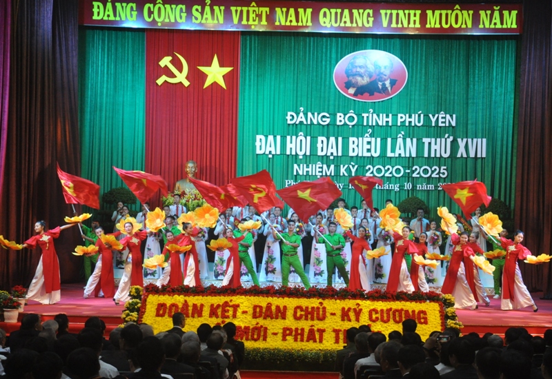 Văn nghệ chào mừng khai mạc Đại hội đại biểu lần thứ 17, nhiệm kỳ 2020-2025 tỉnh Phú Yên.
