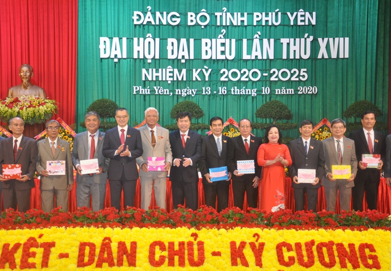 Lãnh đạo tỉnh Phú Yên tri ấn những đồng chí trong Ban chấp hành Đảng bộ tỉnh khóa 16 .