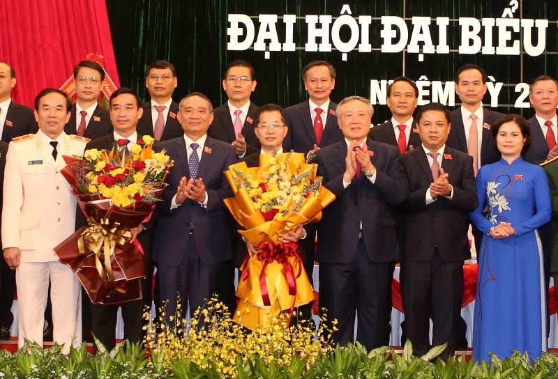 Ông Nguyễn Hòa Bình, Bí thư Trung ương Đảng, Chánh án Tòa án Nhân dân tối cao  tặng hoa chúc mừng Ban chấp hành Đảng bộ thành phố Đà Nẵng khóa XXII nhiệm kỳ 2020-2025.