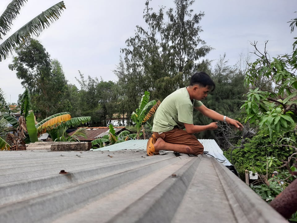 Người dân tỉnh Quảng Nam chằng nhà để chống bão số 9.