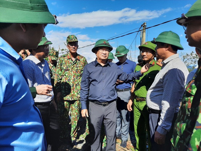 Phó thủ tướng Trịnh Đình Dũng kiểm tra tình hình cứu nạn các nạn nhân tại huyện Nam Trà My.