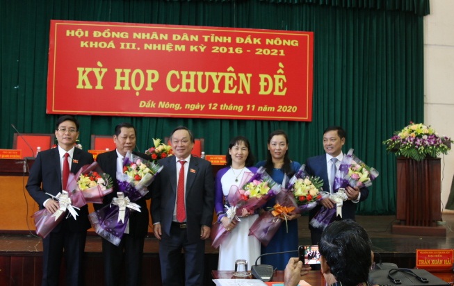 Lãnh đạo tỉnh Đắk Nông tặng hoa cho các đồng chí nghỉ hưu theo chế độ.