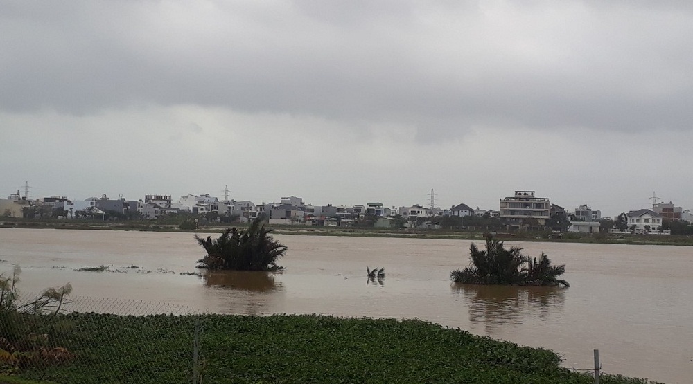 Vào mùa khô, sông Cẩm Lệ thành phố Đà Nẵng luôn bị nhiễm mặn.