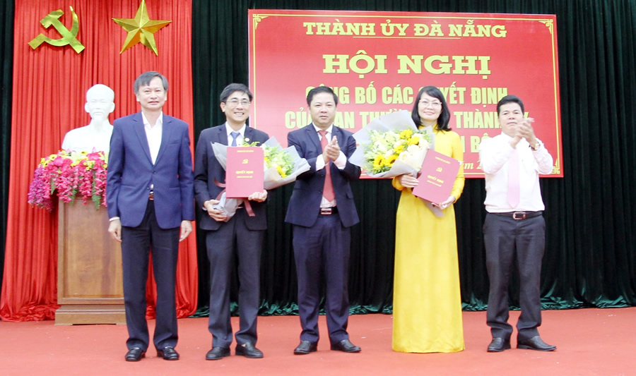 Phó bí thư thường trực thành ủy Đà Nẵng, ông Lương Nguyễn Minh Triết trao quyết định  cho bà Trần Thị Thanh Tâm và ông Trần Thắng Lợi