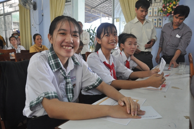 Những nụ cười của học sinh tỉnh Ninh Thuận khi nhận được học bổng.