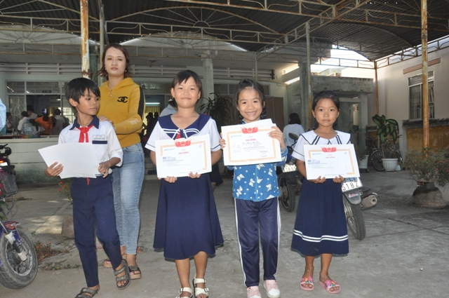 Niềm vui của các em học sinh tỉnh Ninh Thuận khi nhận được học bổng.